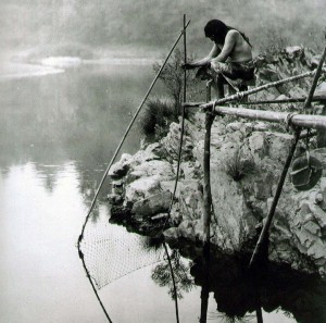 Indianer fischt mit einem Netz im Fluss